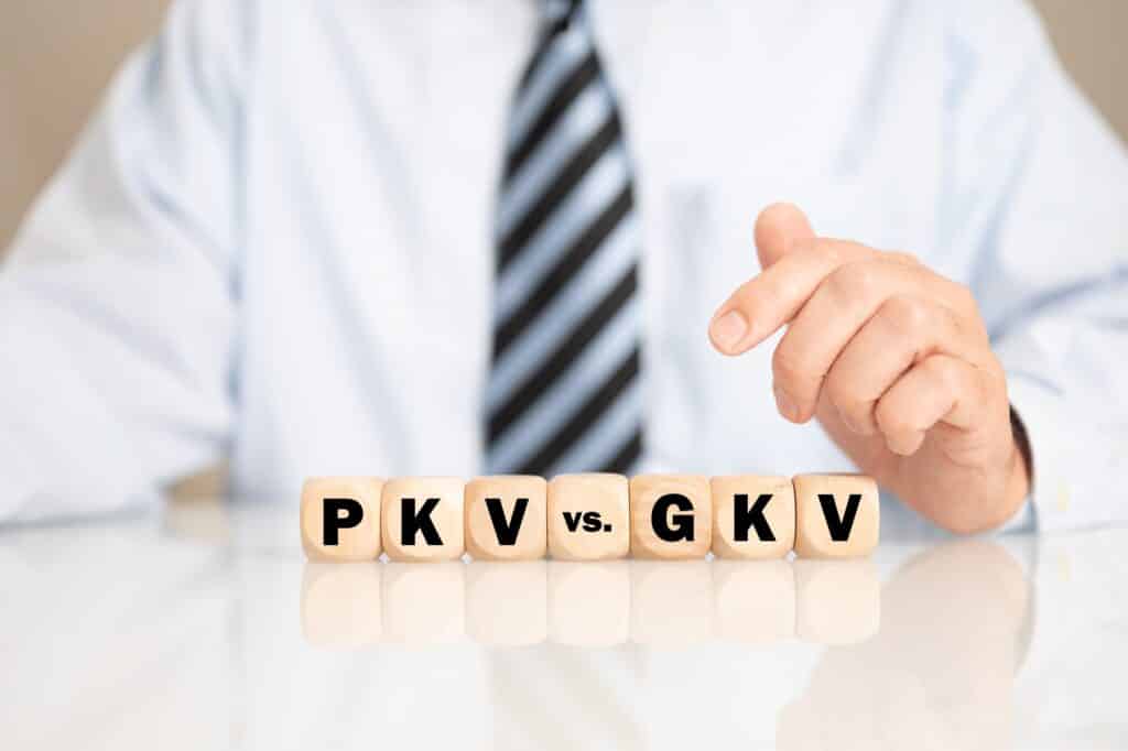 Beamte Krankenversicherung – privat oder gesetzlich? Würfel mit den Buchstaben PKV vs. GKV