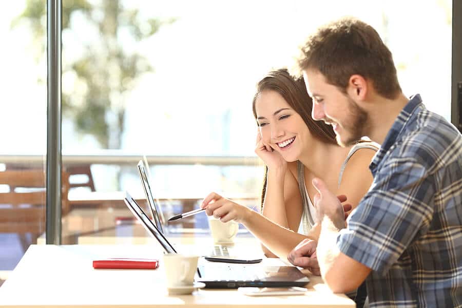 Studenten lernen gemeinsam am Laptop