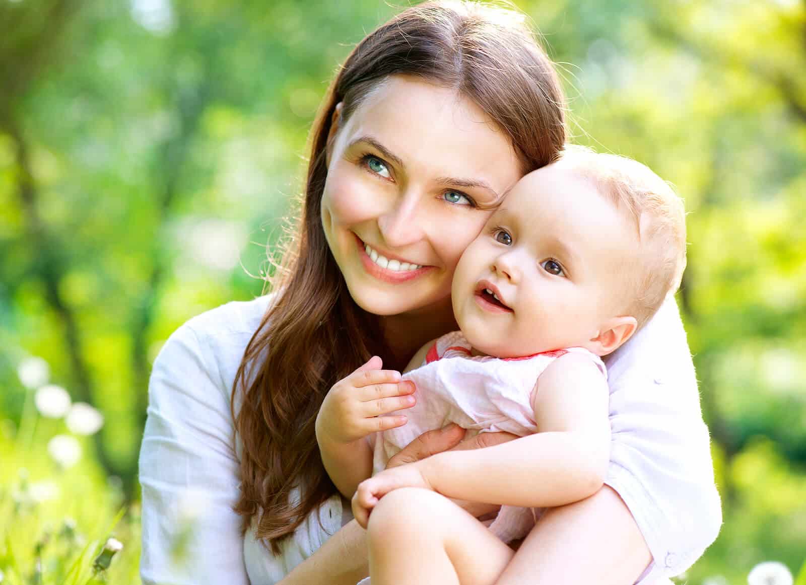 Glückliche Mutter mit Baby im Arm