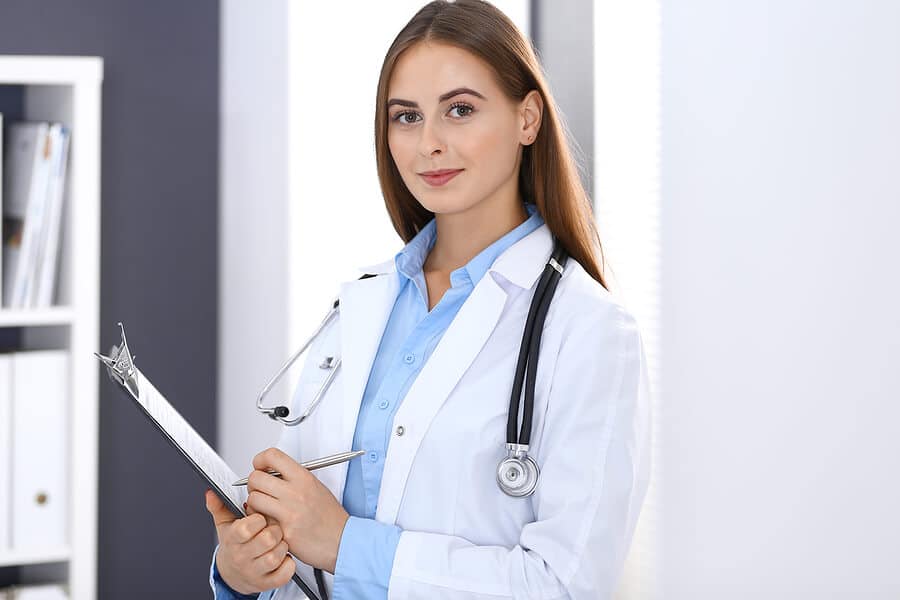 Junge Ärztin notiert sich Diagnosen