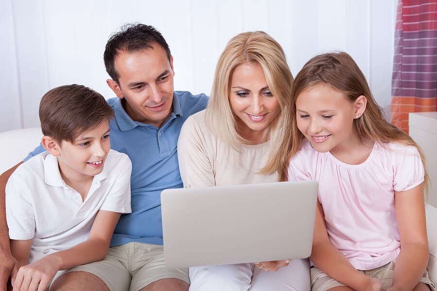 Familie nutzt einen Laptop