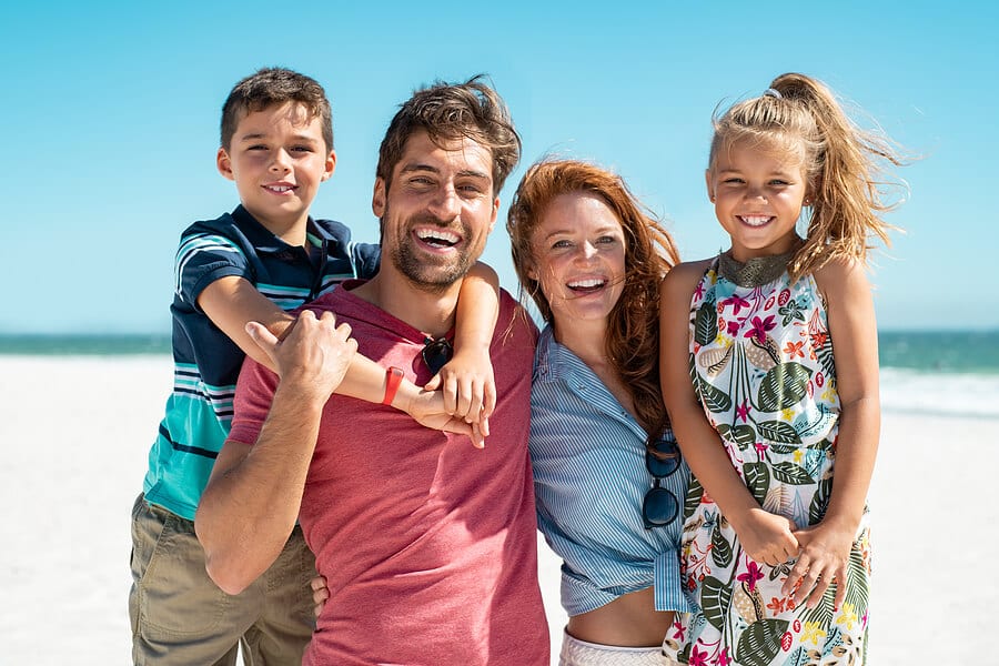 Familie am Strand hat Spaß im Sommerurlaub