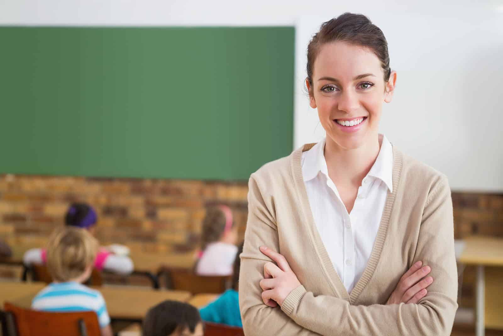 Lehrerin vor Klasse und Tafel