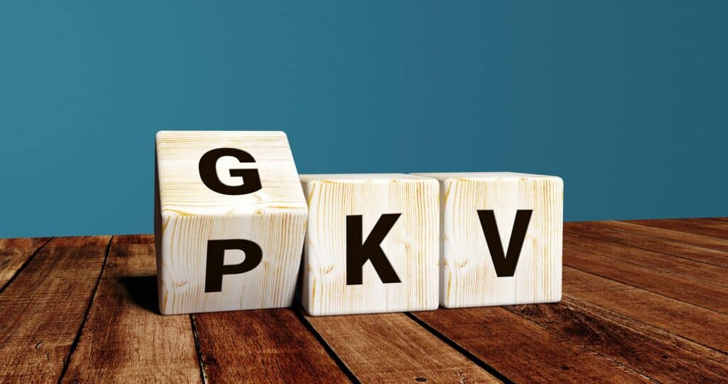 Symbolbild für Wechsel in die private Krankenversicherung Lehrer – 3 Würfel mit den Buchstaben GKV bzw. PKV